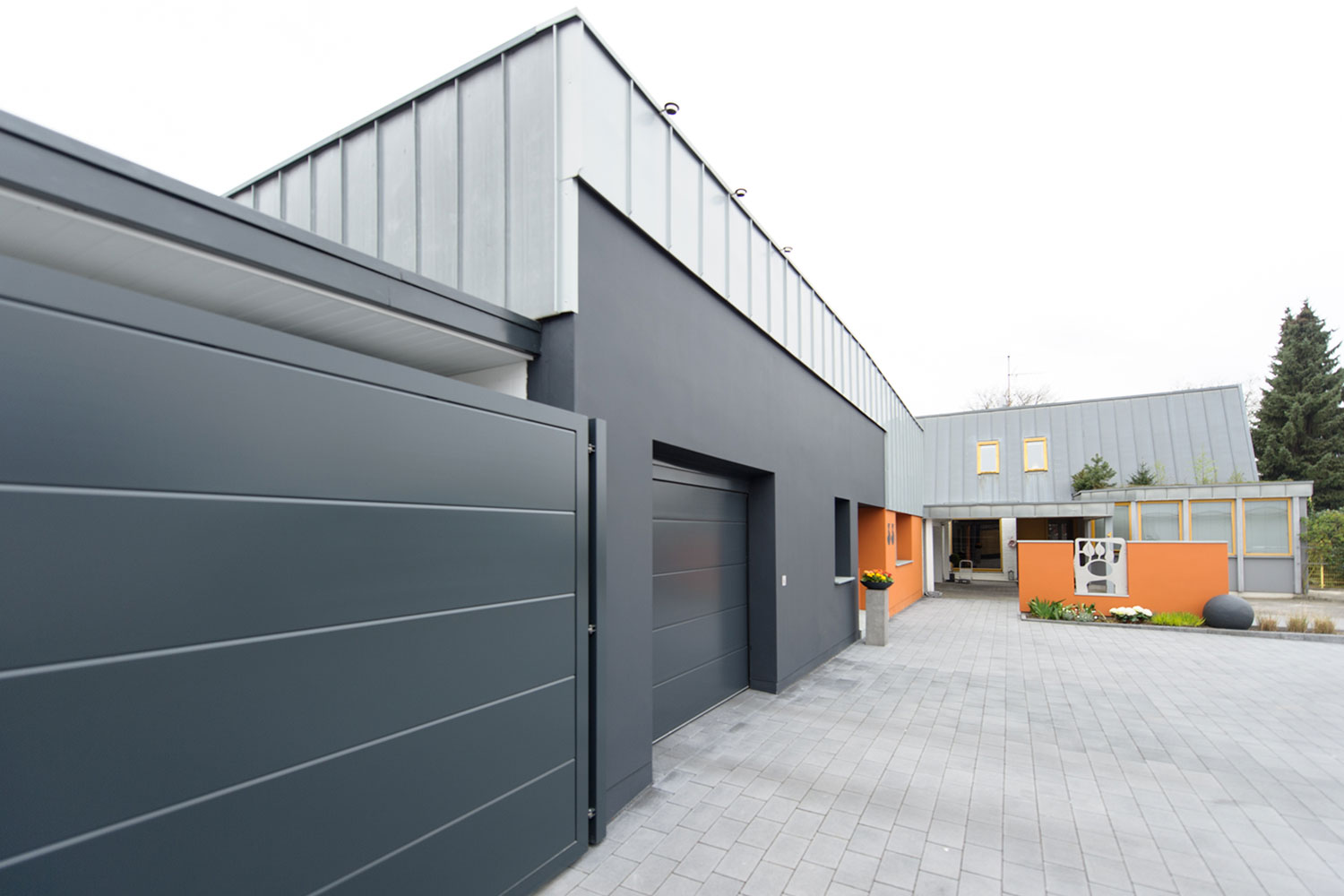 Haus-in-Hallenkonzept: Umnutzung von Industrie- zu Wohnbereich