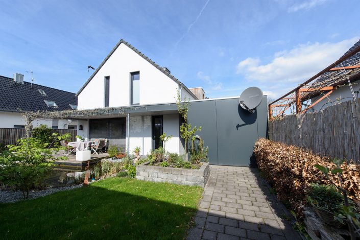 Carport umgreift das Wohnhaus im Eingangsbereich und im Garten als Überdachung