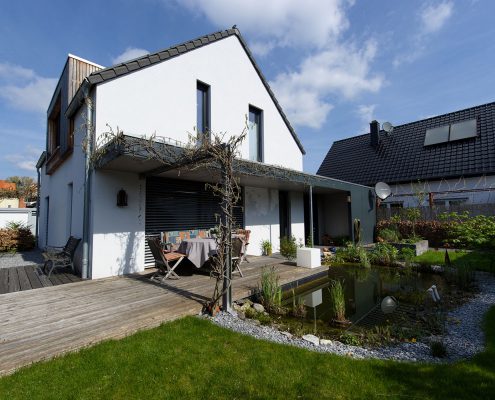 Carport umgreift das Wohnhaus im Eingangsbereich und im Garten als Überdachung