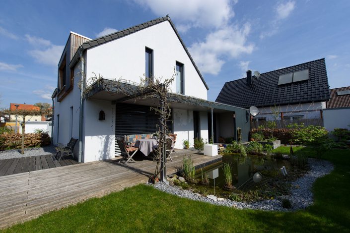 Carport umgreift das Wohnhaus im Eingangsbereich und im Garten als Überdachung