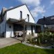 Carport umgreift das Wohnhaus im Eingangsbereich und im Garten als Überdachung