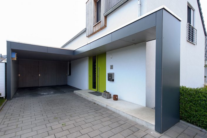 Einfamilienhaus mit Carport und Eingangsüberdachung
