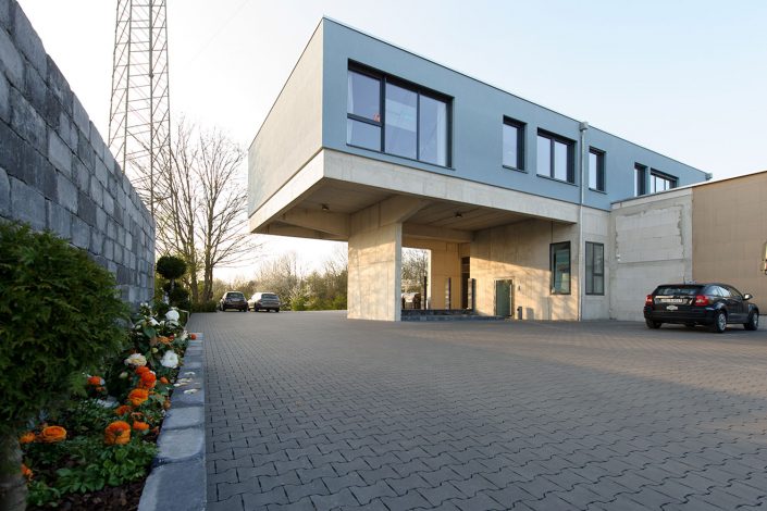 Physiotherapiepraxis in Holzrahmenbau in 5 Meter Höhe