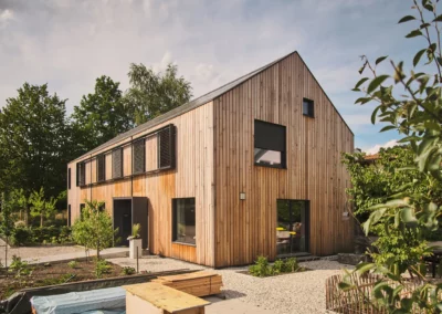 Zwei nachhaltige Holzrahmenhäuser mit klarer Designsprache | HRB-20-016